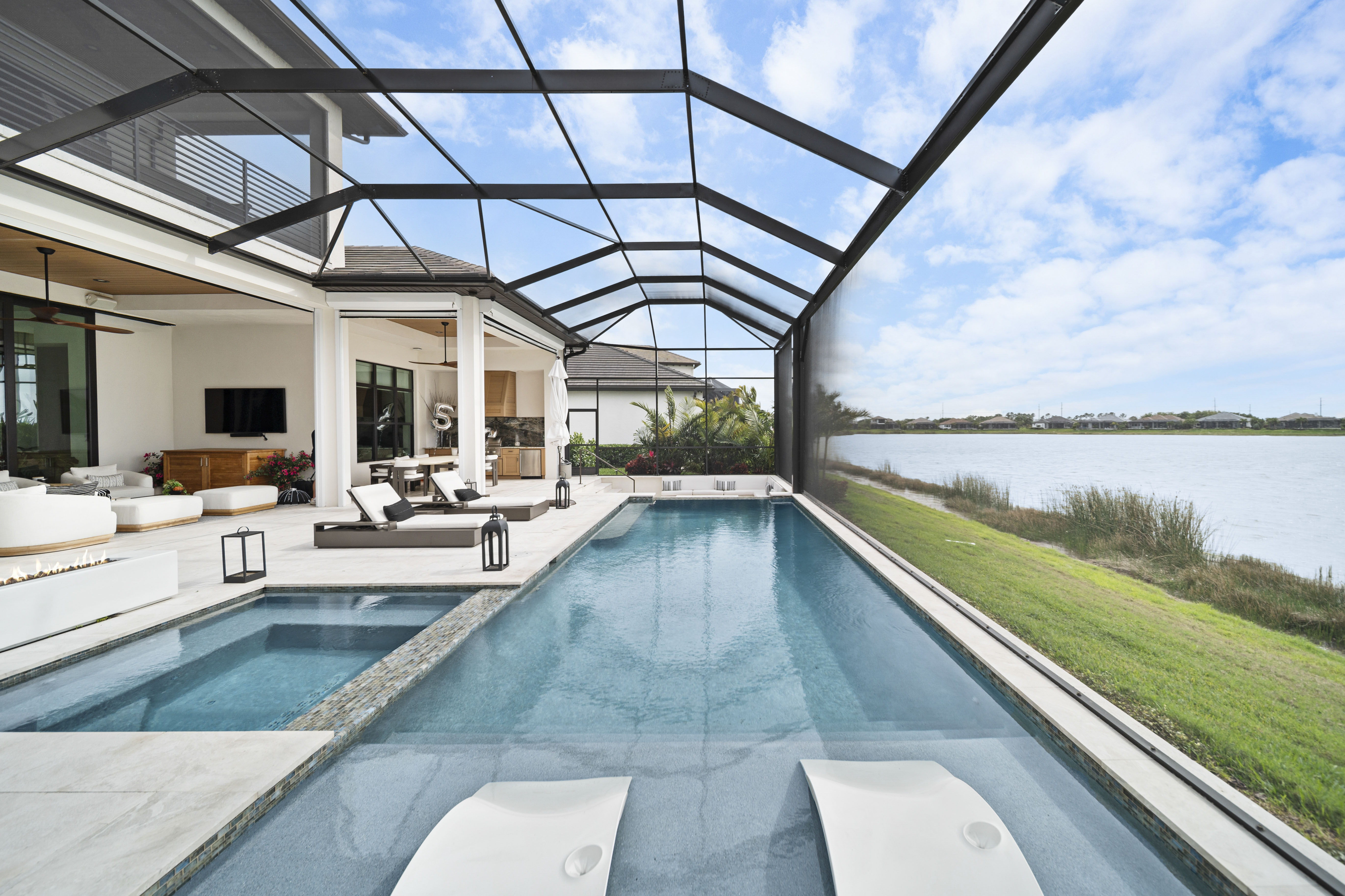 Full length of the Lakewood Ranch vanishing edge pool showing the line of the edge against the horizon, Swim Inc.