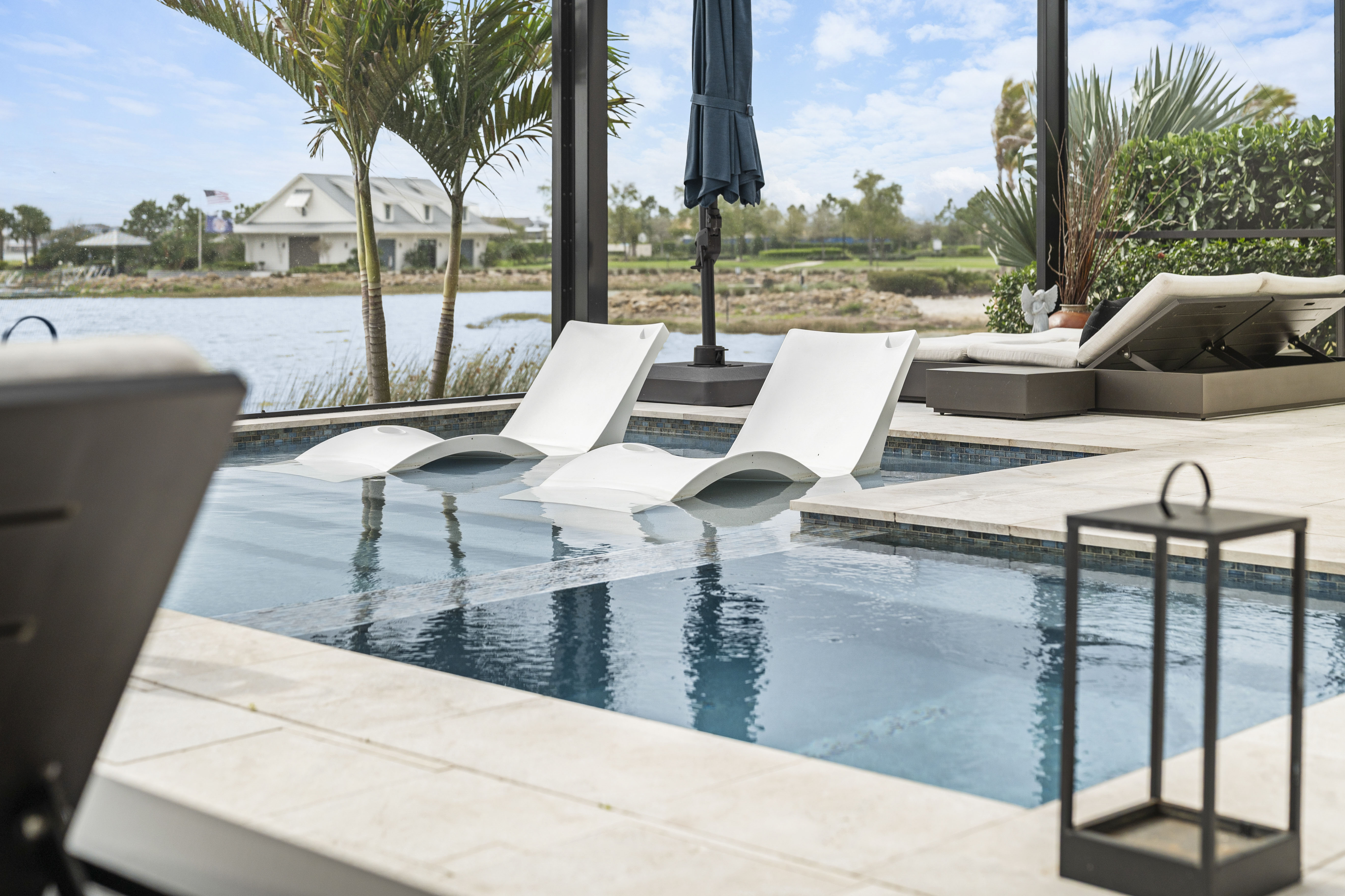 Sun shelf of the Lakewood Ranch vanishing edge pool with underwater LED lighting and pebble finish, Swim Inc.